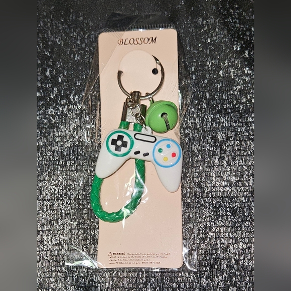 Game Controller Keychain in green BNIB - Picture 4 of 5